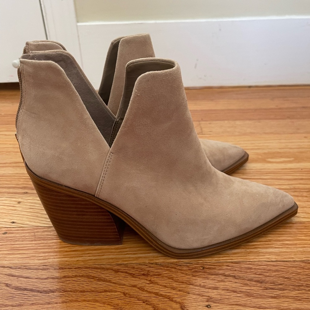 VINCE CAMUTO Gigietta Bootie size 9 in Tortilla 01